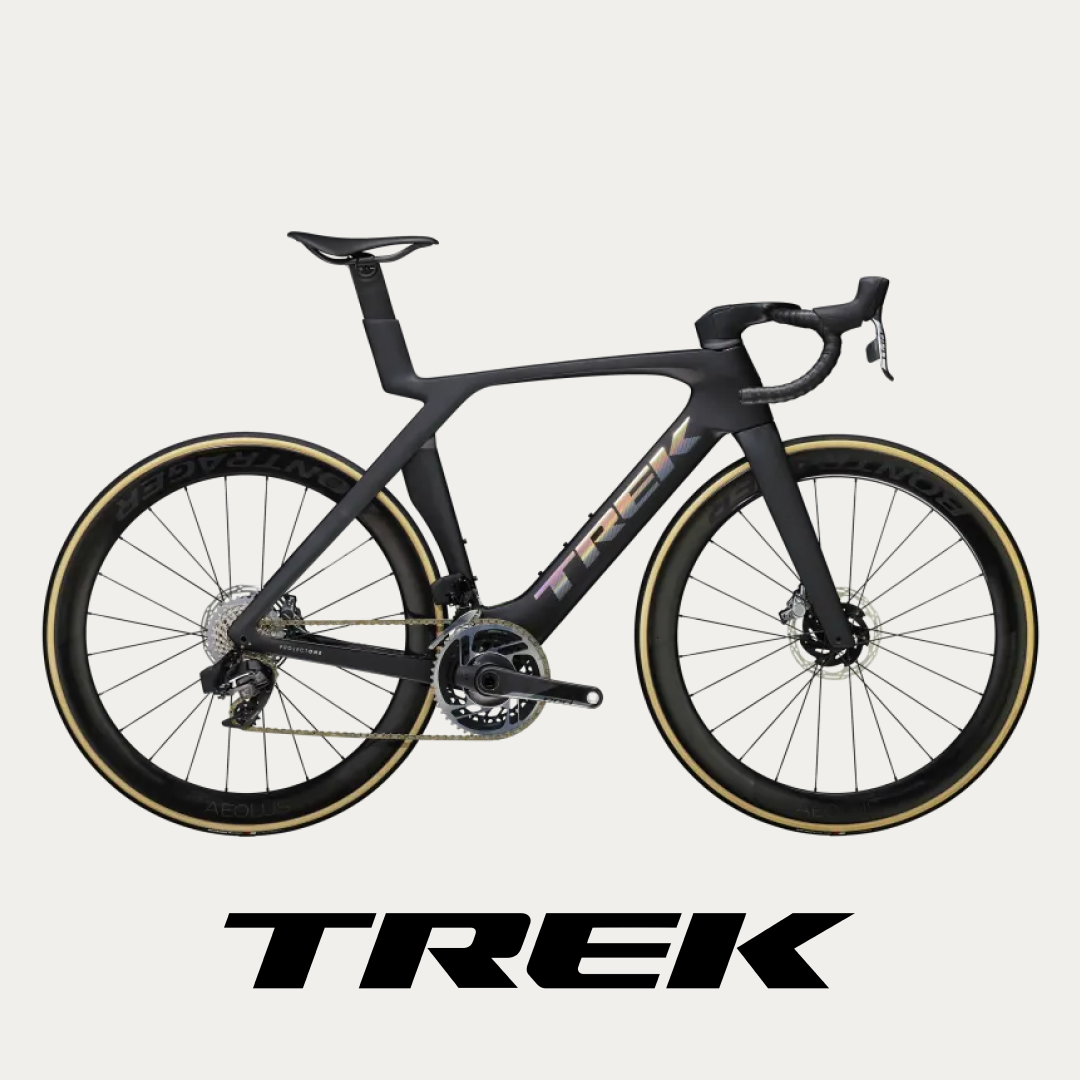 Trek presents its high-performance road bike with a matte black finish and gold accents, embodying speed and cutting-edge design @ Bici.